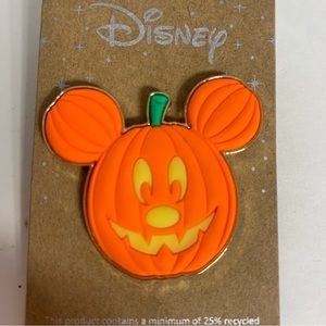 NWT. Disney Mickey Mouse Jack-O’Lantern Glow-in-the-Dark Pin -